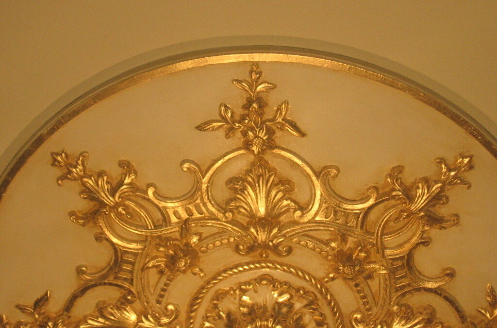 Pose de feuille d’or sur moulures et corniches