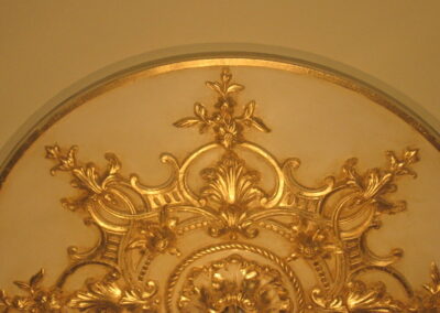 Pose de feuille d’or sur moulures et corniches