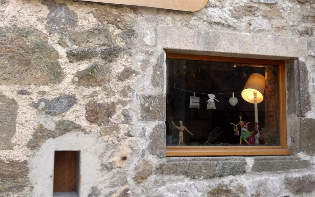 Enseigne peinte sur bois patiné – Boutique « Le Chiffonnier », Saint Félicien – Ardèche