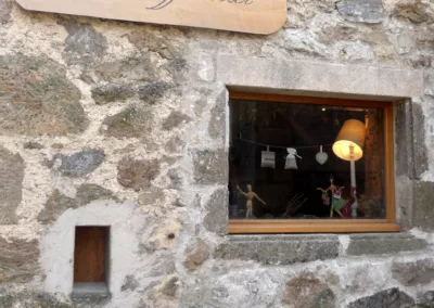 Enseigne peinte sur bois patiné – Boutique « Le Chiffonnier », Saint Félicien – Ardèche