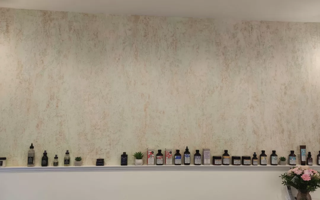 Matière de la gamme « Mayall », avec dégradé vert et rose, salon de coiffure Olivia. – Nice