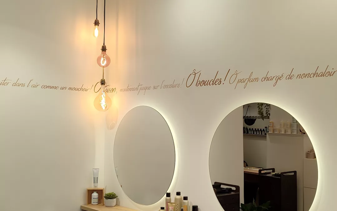 Lettrage peint – salon de coiffure Olivia. – Nice