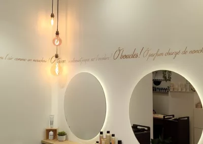 Lettrage peint – salon de coiffure Olivia. – Nice
